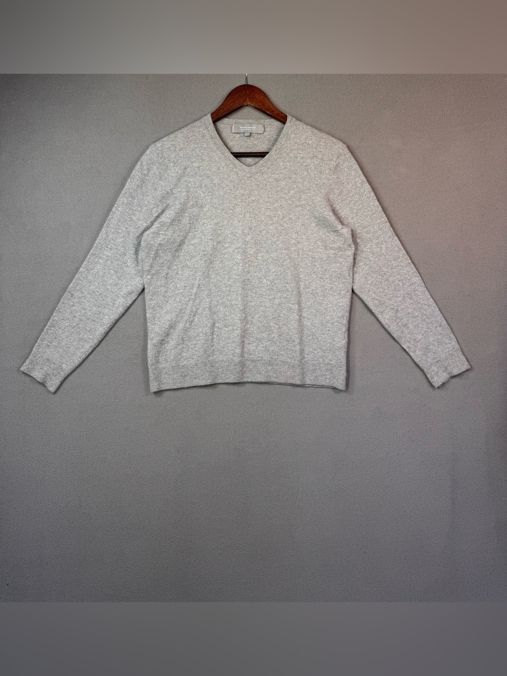 Neiman Marcus Cashmere & Silk Classic V-Neck Men's Sweater - Light Gray, M / L